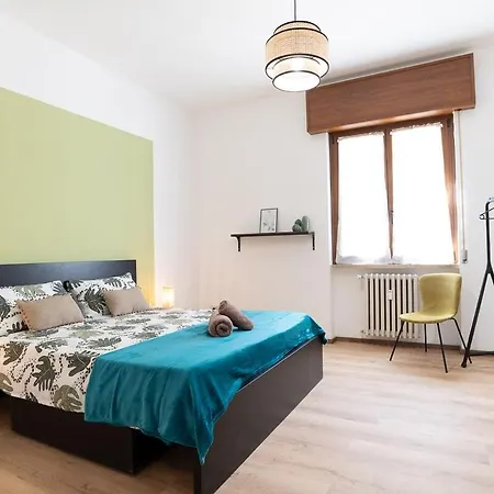 Three Bedroom Flat Near Train Station דירה
