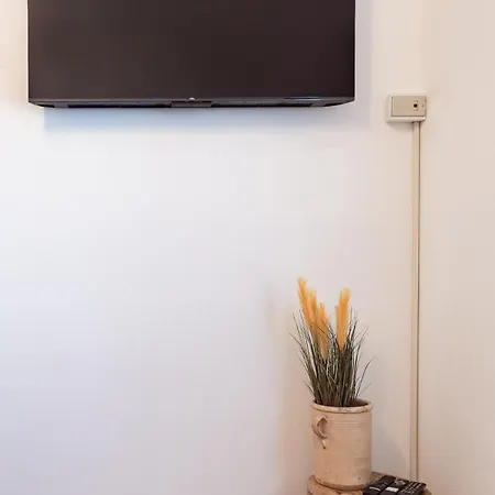 Three Bedroom Flat Near Train Station קומו