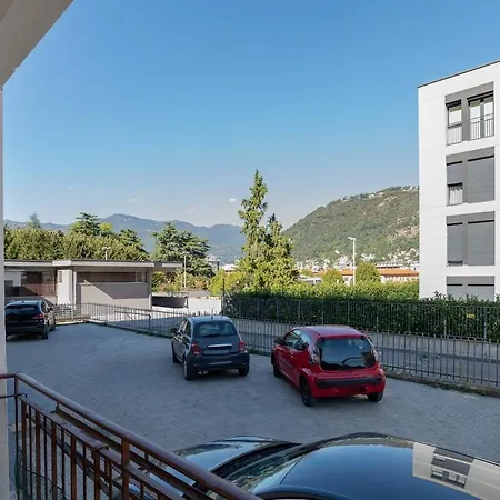 Lejlighed Three Bedroom Flat Near Train Station Como