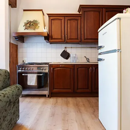 Three Bedroom Flat Near Train Station דירה