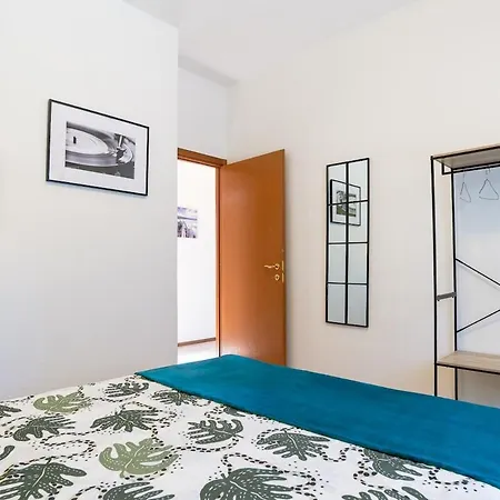 Three Bedroom Flat Near Train Station דירה קומו