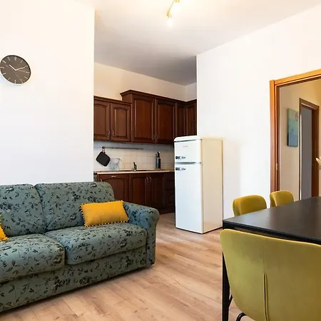 Three Bedroom Flat Near Train Station קומו