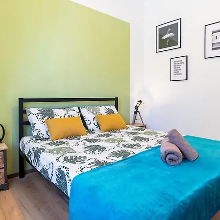 Three Bedroom Flat Near Train Station דירה