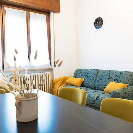 Three Bedroom Flat Near Train Station *