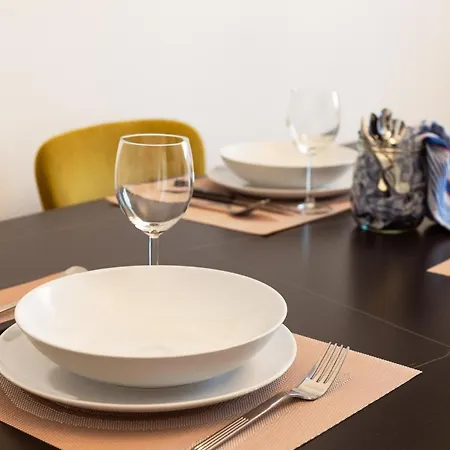 Three Bedroom Flat Near Train Station קומו