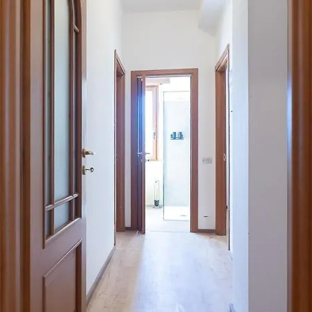 Three Bedroom Flat Near Train Station דירה קומו