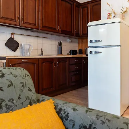 דירה Three Bedroom Flat Near Train Station