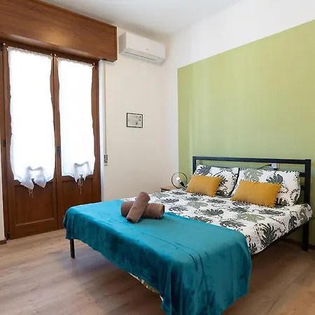 Three Bedroom Flat Near Train Station דירה קומו