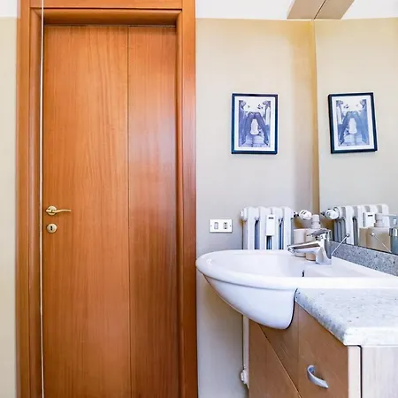 Three Bedroom Flat Near Train Station דירה