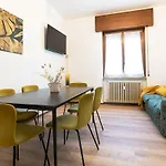 Apartmán Three Bedroom Flat Near Train Station Como