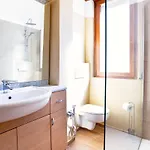 Three Bedroom Flat Near Train Station Apartmán