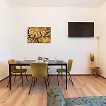 Apartmán Three Bedroom Flat Near Train Station *