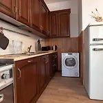 Apartmán Three Bedroom Flat Near Train Station *