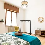 Apartmán Three Bedroom Flat Near Train Station *