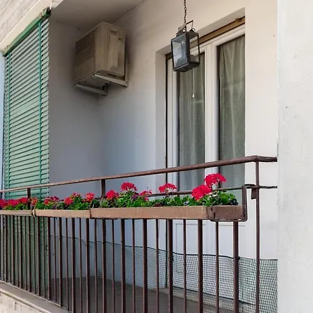 Three Bedroom Flat Near Train Station Apartament Como
