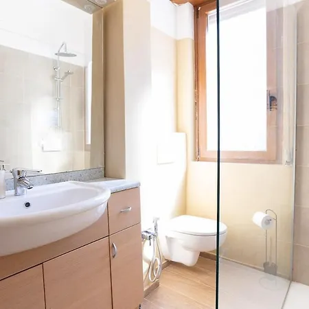 Three Bedroom Flat Near Train Station * Como