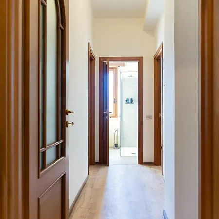 Three Bedroom Flat Near Train Station Como