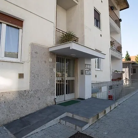 Three Bedroom Flat Near Train Station *