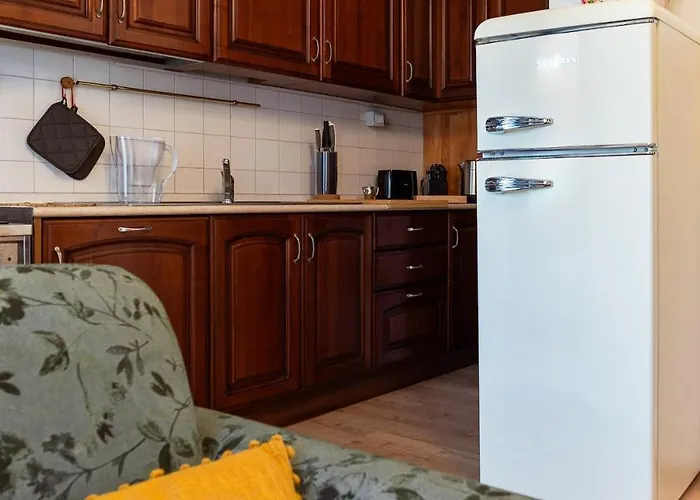 דירה Three Bedroom Flat Near Train Station